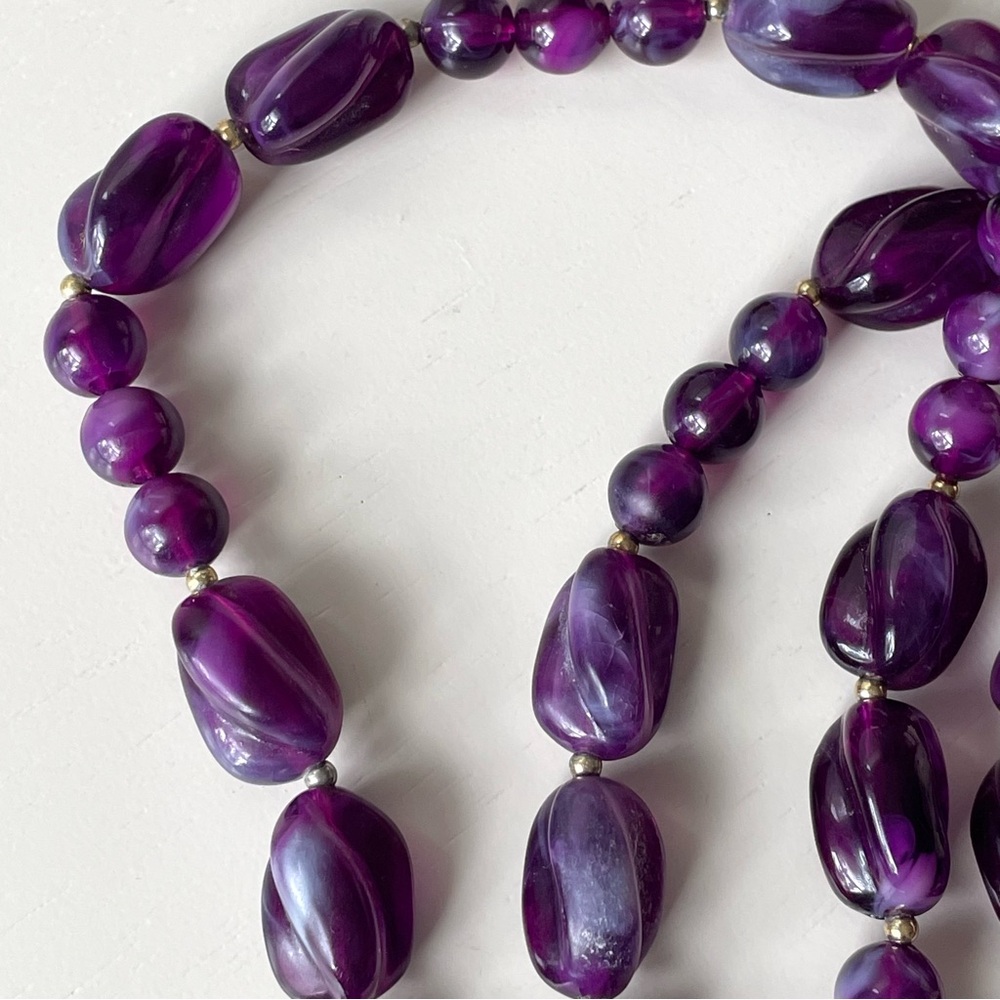 Vintage swirled purple acrylic/lucite beaded necklace - Picture 6 of 10